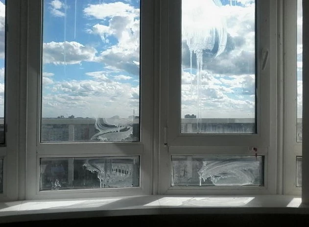Мытье двухстворчатого окна в квартире