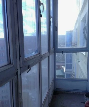 Мытье окон на балконе