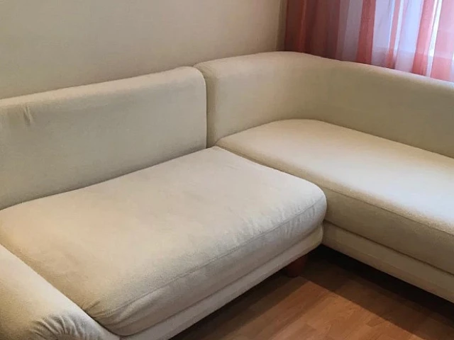 Химчистка светлого углового дивана